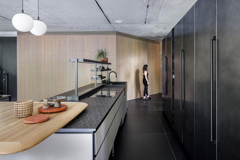 השיפועים בקירות בהתאם למבנה (צילום: שי אפשטיין) וילה בשרון, אדריכלות ועיצוב: נורית בן יוסף