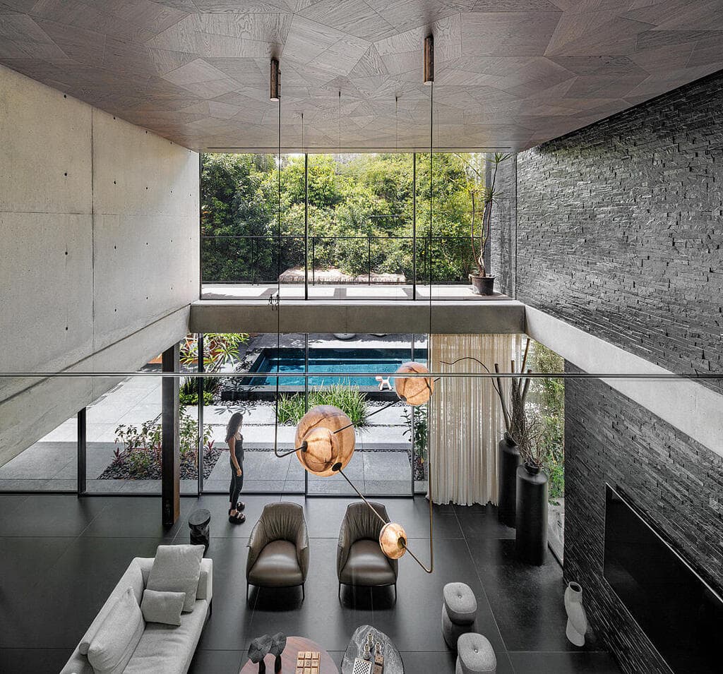 מבט מהקומה השנייה לעבר הסלון והחצר (צילום: שי אפשטיין) וילה בשרון, אדריכלות ועיצוב: נורית בן יוסף