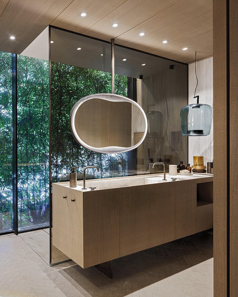 החוץ נכנס פנימה, לחדר הרחצה, כמו בריזורט מפנק (צילום: שי אפשטיין) וילה בשרון, אדריכלות ועיצוב: נורית בן יוסף