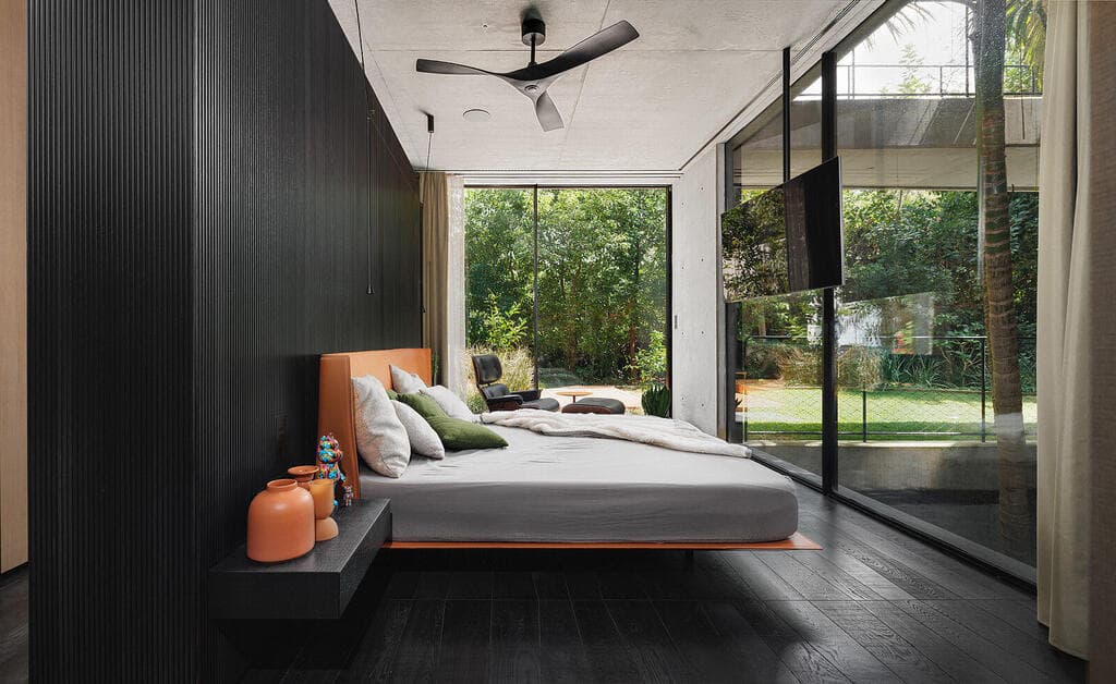 חדר השינה. מיטה בכתום (צילום: שי אפשטיין) וילה בשרון, אדריכלות ועיצוב: נורית בן יוסף