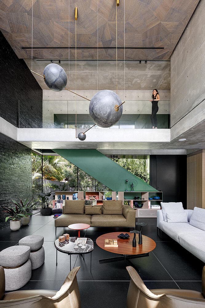 חלל מרשים בגובהו עם תאורה בהשראת ירחים (צילום: שי אפשטיין) וילה בשרון, אדריכלות ועיצוב: נורית בן יוסף