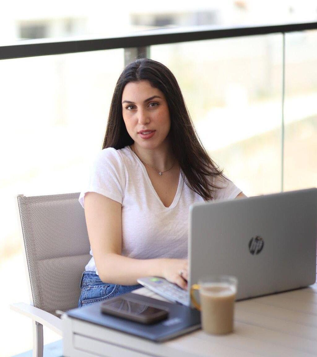 חן דפסמס. "משום מה לספרות ארוטית יש שם רע"