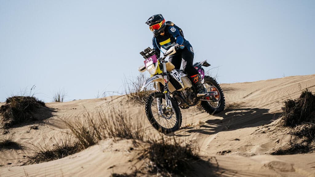 אלונה בן נתן. "כשנופלים, קשה מאוד להרים את האופנוע" (צילום: אדוארדו באואר) אלונה בר נתן