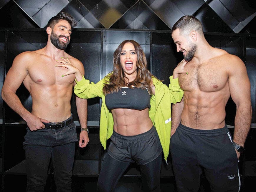 קוביות בבטן אביבית בר זוהר (אביבית בר זוהר. עברה ניתוח להשתלת קוביות (מתוך הקליפ של גיא פינס) קוביות בבטן אביבית בר זוהר (אביבית בר זוהר (מתוך הקליפ של גיא פינס). עברה ניתוח להשתלת קוביות