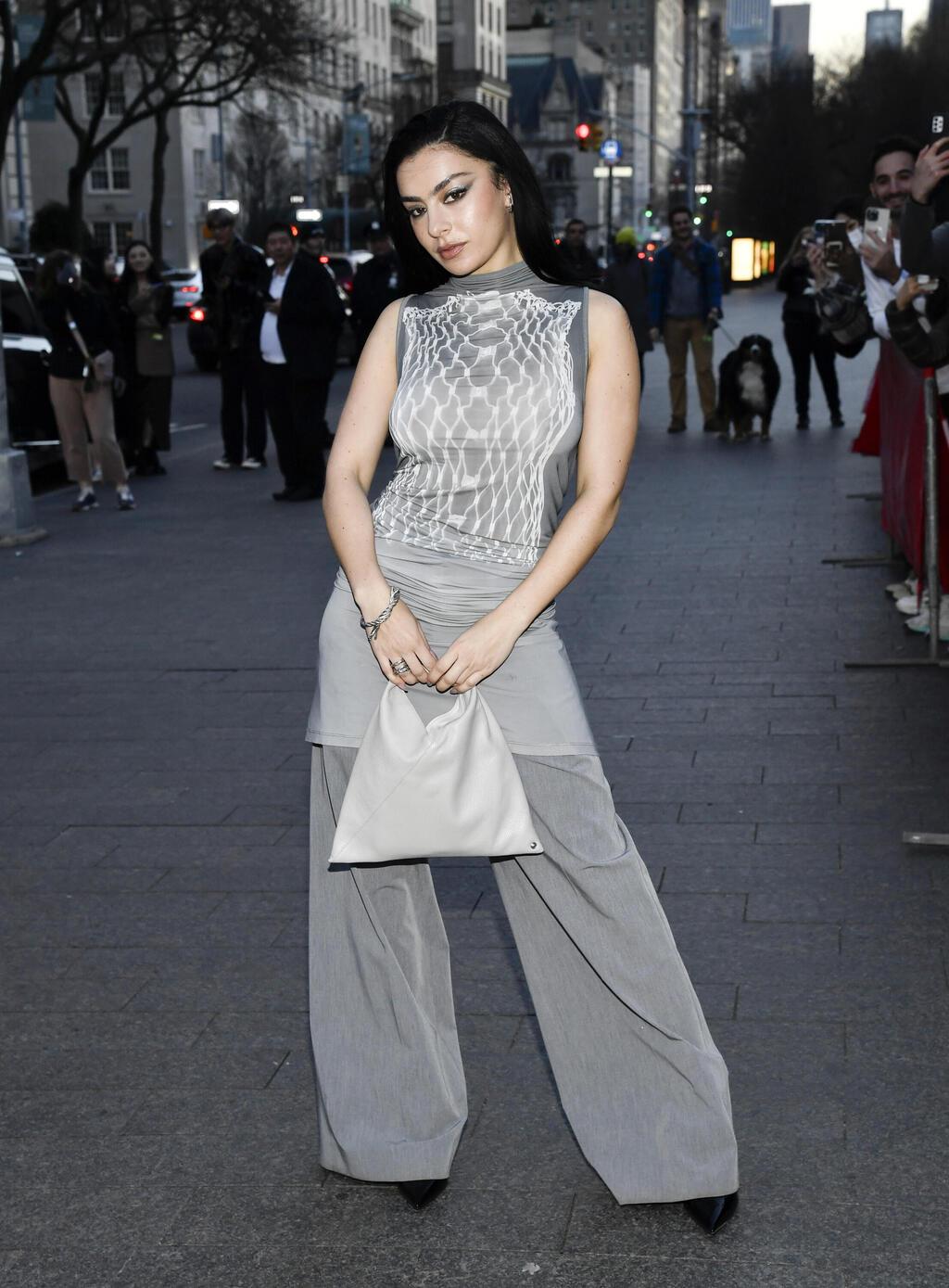 צ'ארלי XCX באירוע של מוזיאון המטרופוליטן בניו יורק, 2023