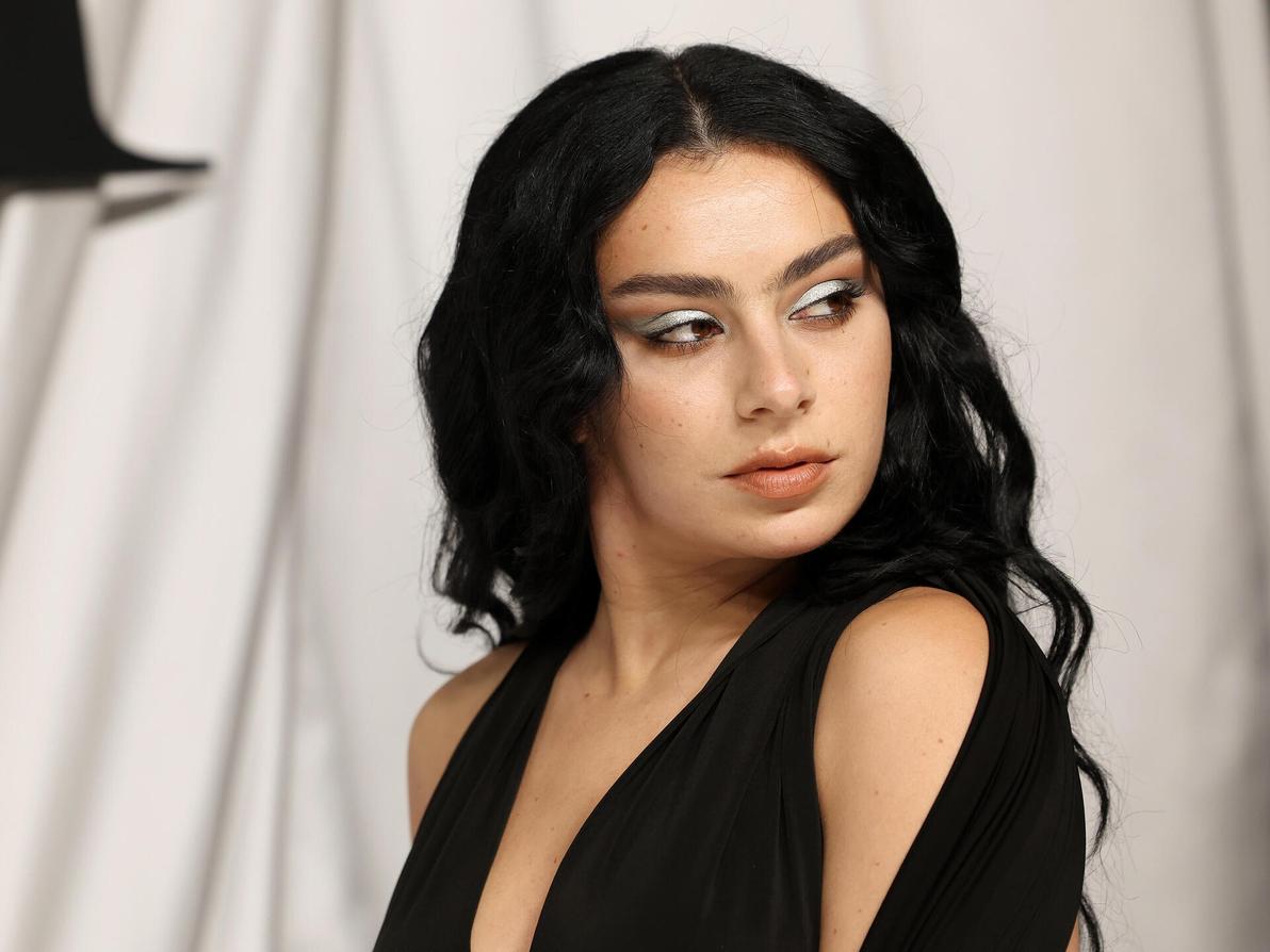 צ'ארלי XCX בשבוע האופנה בפריז, 2023