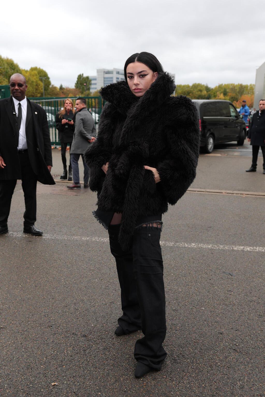 צ'ארלי XCX בתצוגת אביב-קיץ 2023 של בלנסיאגה