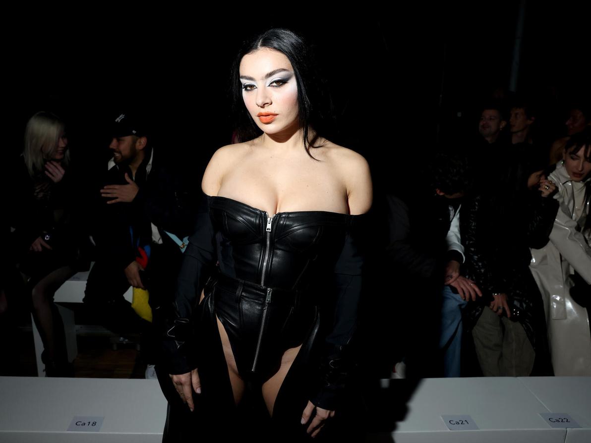 צ'ארלי XCX בתצוגת הוט קוטור לאביב-קיץ 2023 של מוגלר