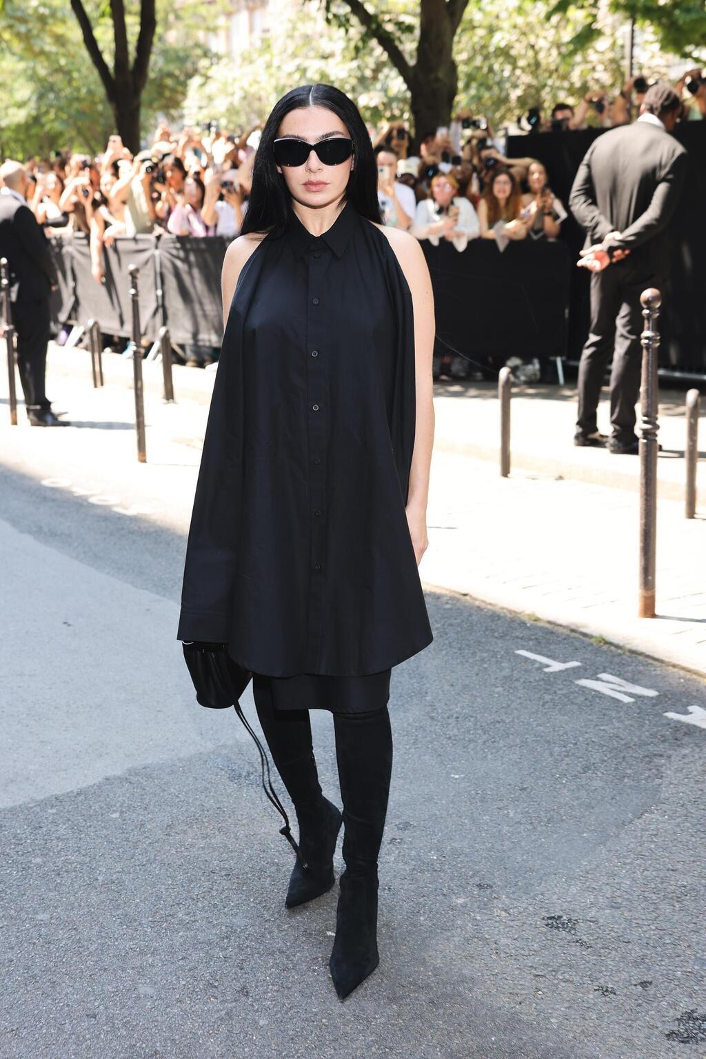 צ'ארלי XCX בתצוגת הוט קוטור של בלנסיאגה לסתיו-חורף 2024-25