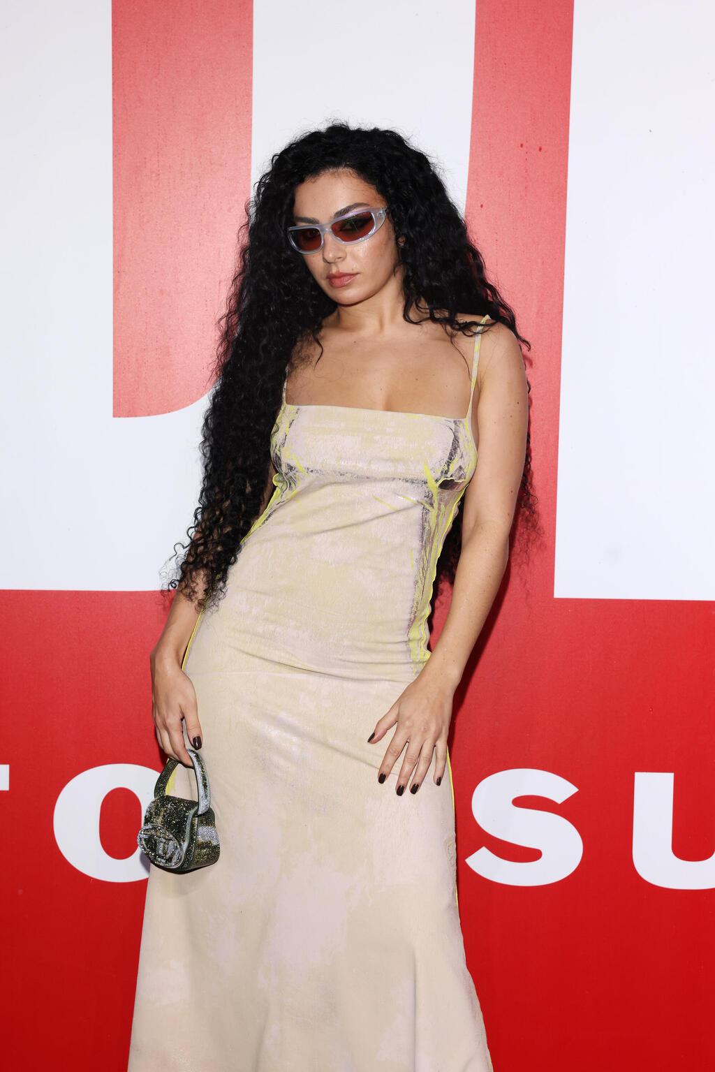 צ'ארלי XCX בתצוגת אביב-קיץ 2024 של דיזל