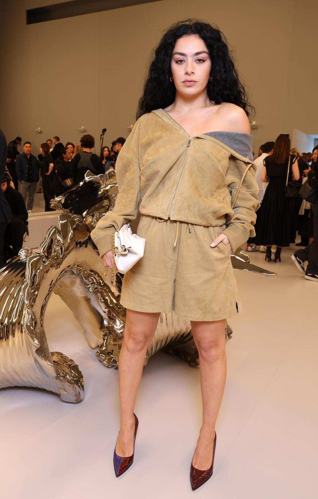 צ'ארלי XCX בתצוגת אביב-קיץ 2024 של לואווה