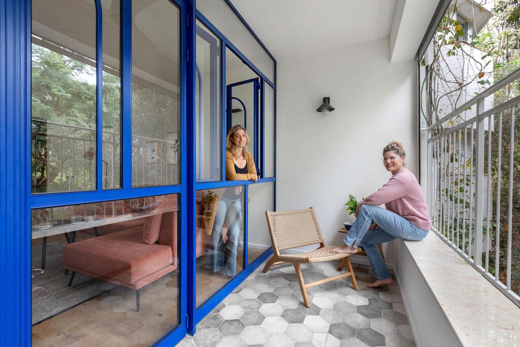 המרפסת במצב סגור והמעצבות מיה חכמוב גולדברג ורונית חלג (צילום: שירן כרמל) דירת הקשתות, מעוז אביב, עיצוב: מיה חכמו גולדברג ורונית חלג