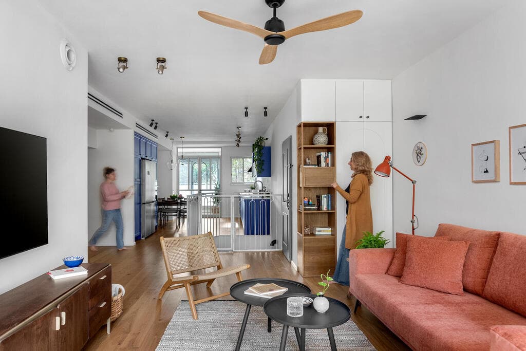 דירה צרה וארוכה, בתוך שיכון רכבת (צילום: שירן כרמל) דירת הקשתות, מעוז אביב, עיצוב: מיה חכמו גולדברג ורונית חלג