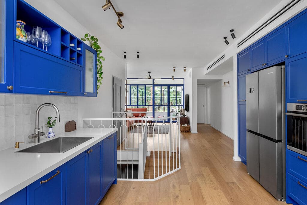 מטבח כחול עז בצד השני (צילום: שירן כרמל) דירת הקשתות, מעוז אביב, עיצוב: מיה חכמו גולדברג ורונית חלג