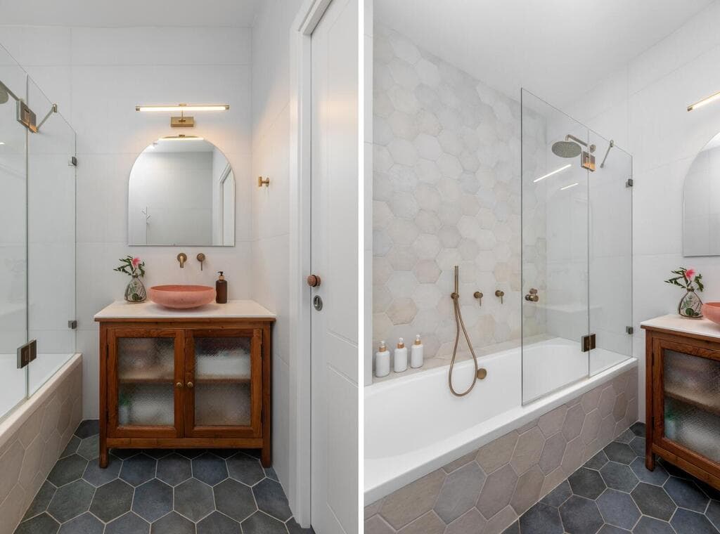 חדר הרחצה. נגיעות וינטג' ושוב של הריצוף המשושה (צילום: שירן כרמל) דירת הקשתות, מעוז אביב, עיצוב: מיה חכמו גולדברג ורונית חלג