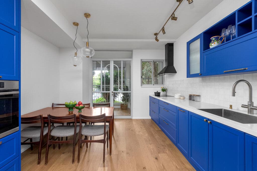 פינת האוכל בחלל המטבח וקשת גם בחלון הלבן (צילום: שירן כרמל) דירת הקשתות, מעוז אביב, עיצוב: מיה חכמו גולדברג ורונית חלג