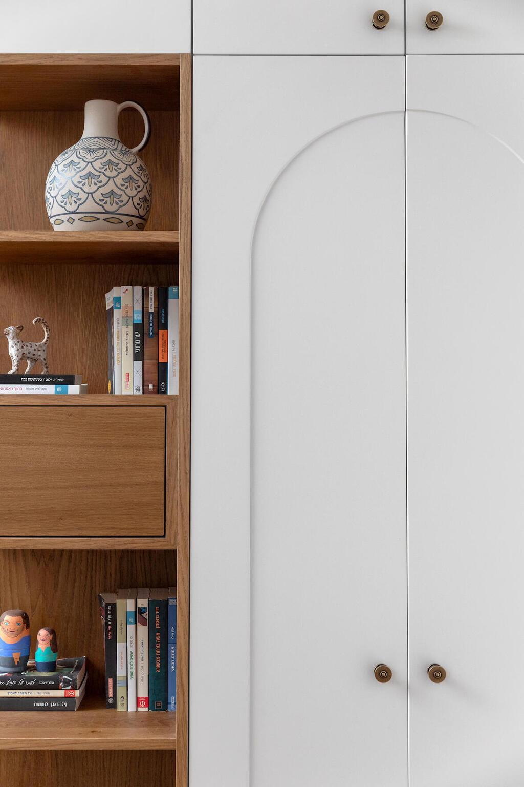 ארון לבן עם מוטיב קשת ומדפי עץ פתוחים (צילום: שירן כרמל) דירת הקשתות, מעוז אביב, עיצוב: מיה חכמו גולדברג ורונית חלג