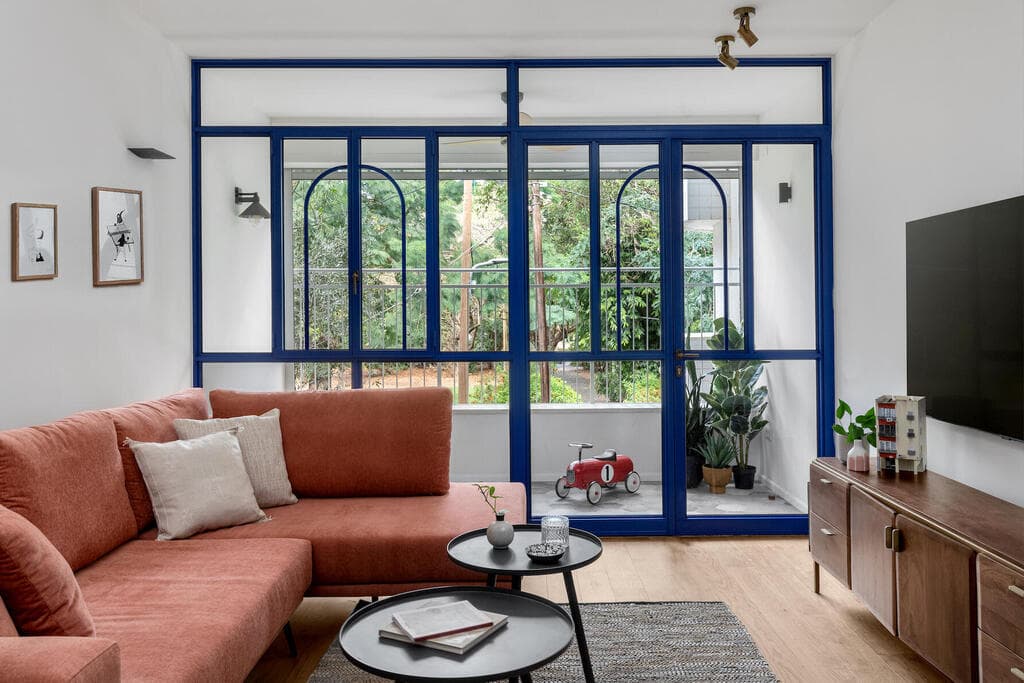 יצרו מרפסת שלא הייתה ומסגרו אותה בקשתות (צילום: שירן כרמל) דירת הקשתות, מעוז אביב, עיצוב: מיה חכמו גולדברג ורונית חלג