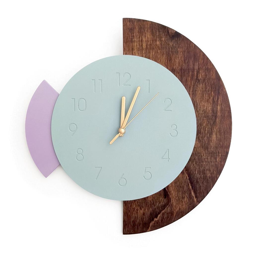 שעון קיר מעץ ו-MDF בחיתוך לייזר וצביעה ידנית (צילום: מיכל בר-נס) קישוטי קיר ועיצובים של מיכל בר-נס, סטודיו OME