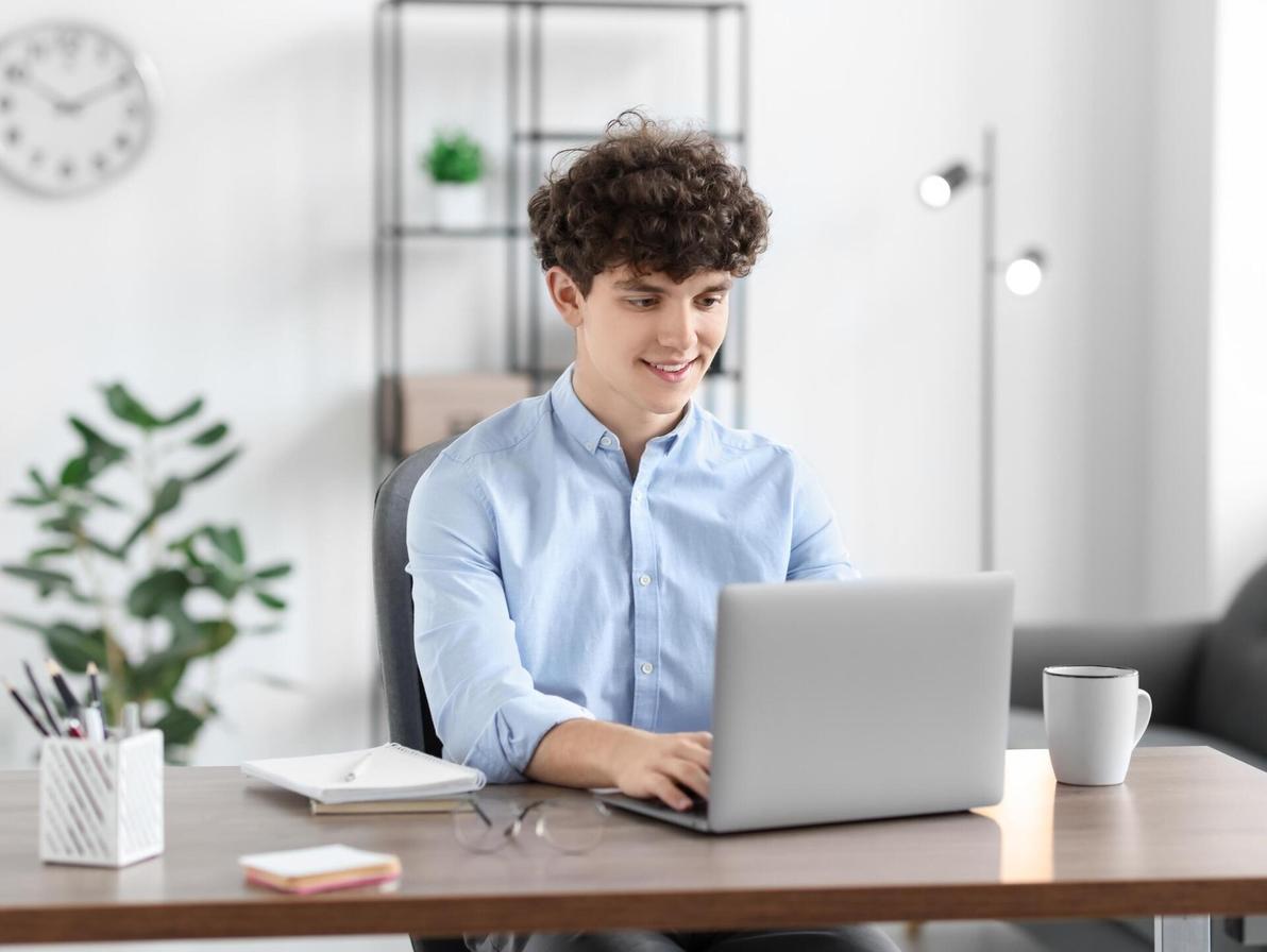 נער עובד על מחשב