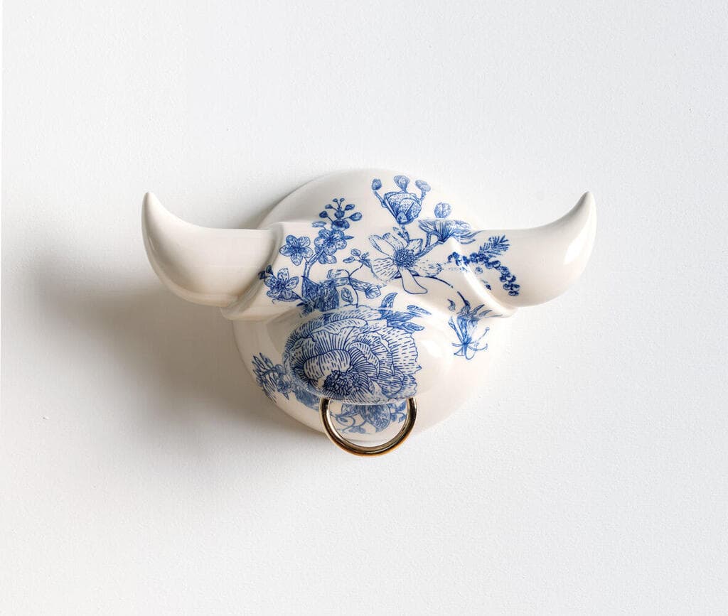 קולקציה חדשה בכחול ולבן. שור קרמיקה של פרח פיטרסה, STUDIO PERPEL (צילום: איה ווינד) פרח פיטרסה, STUDIO PERPEL