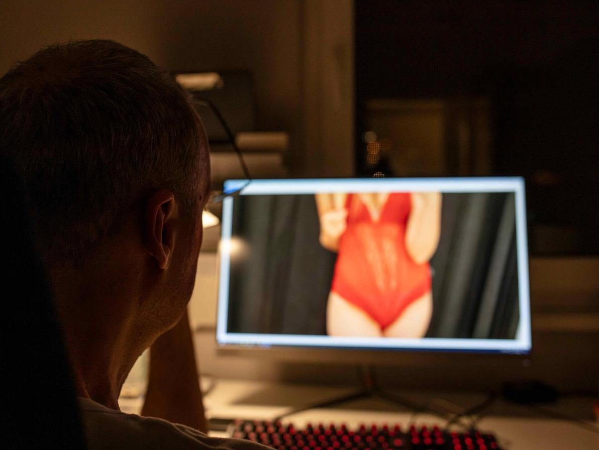 הוא התמכר לפורנוגרפיה וקיים שיחות עם נשים זרות, היא הרגישה מרומה, נבגדת וכועסת