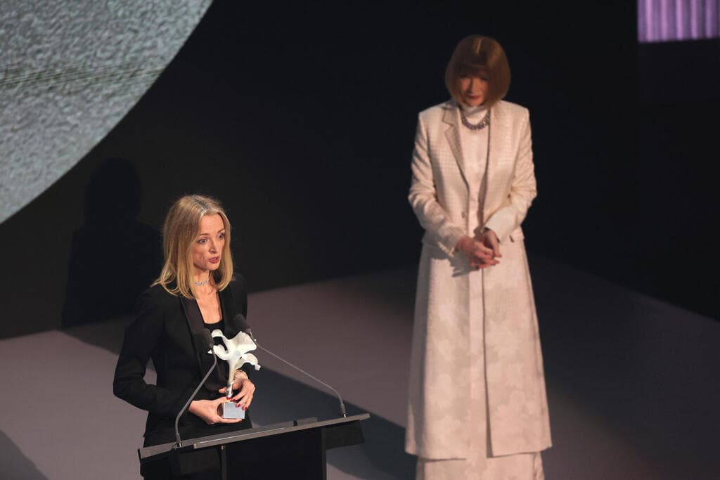 אנה ווינטור מגישה פרס לדלפין ארנו בטקס פרסי האופנה הבריטיים, 2025