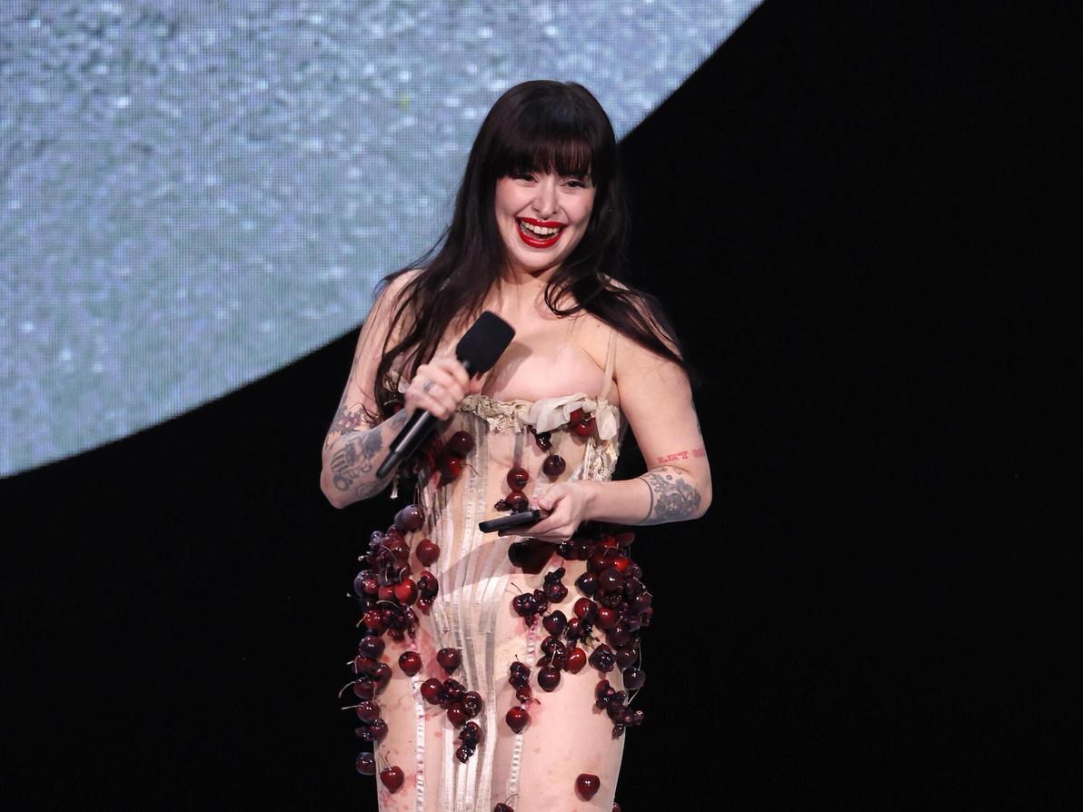 דילארה פינדיקוגלו זוכה בפרס בטקס פרסי האופנה הבריטיים, 2025