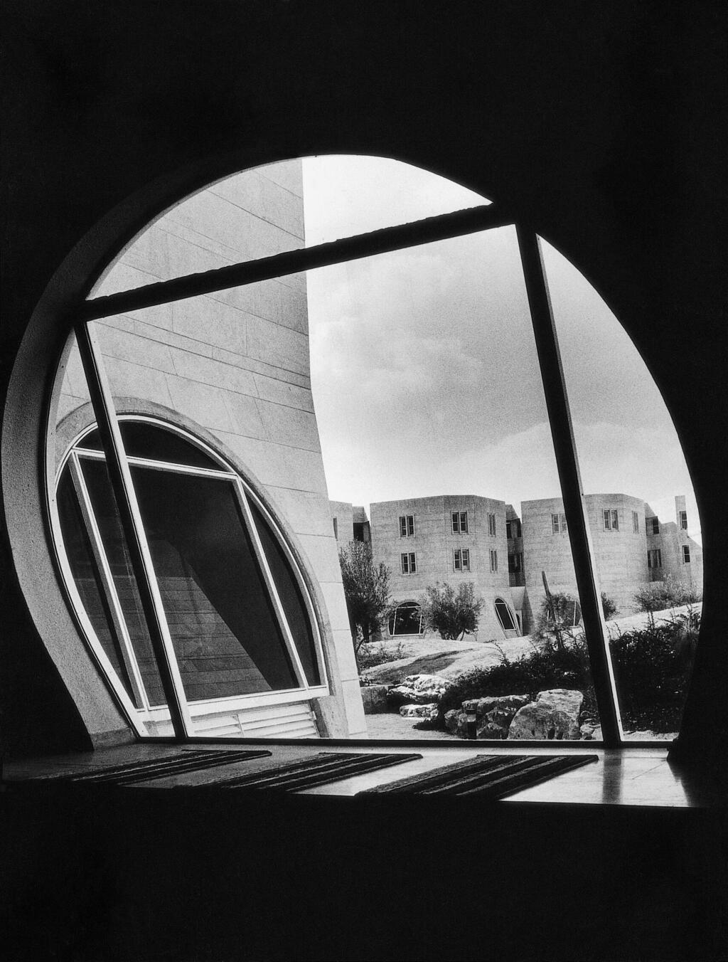 רם כרמי, עדה כרמי-מלמד, חיים קצף ובן פלג, בניין הפקולטה למדעי הרוח, קמפוס הר הצופים של האוניברסיטה העברית, ירושלים, 1970-74: מבט מה"רחוב" הפנימי אל הגן