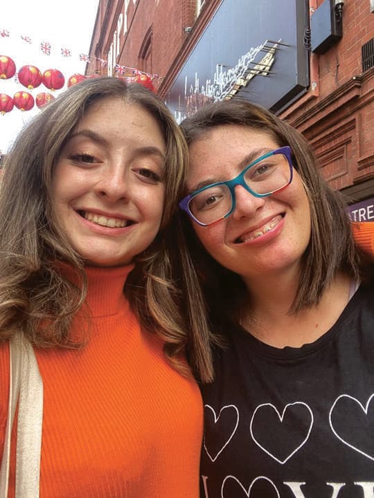 הדר גולדברג ואחותה שירה