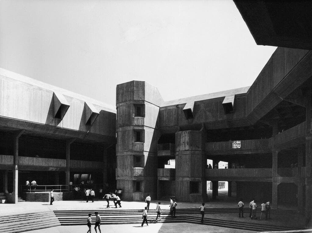 רם כרמי, עדה כרמי-מלמד, חיים קצף ובן פלג, תיכון רב-תחומי עמל ליידי דיוויס, תל-אביב, 1965-73: החצר הפנימית ופרט בטון