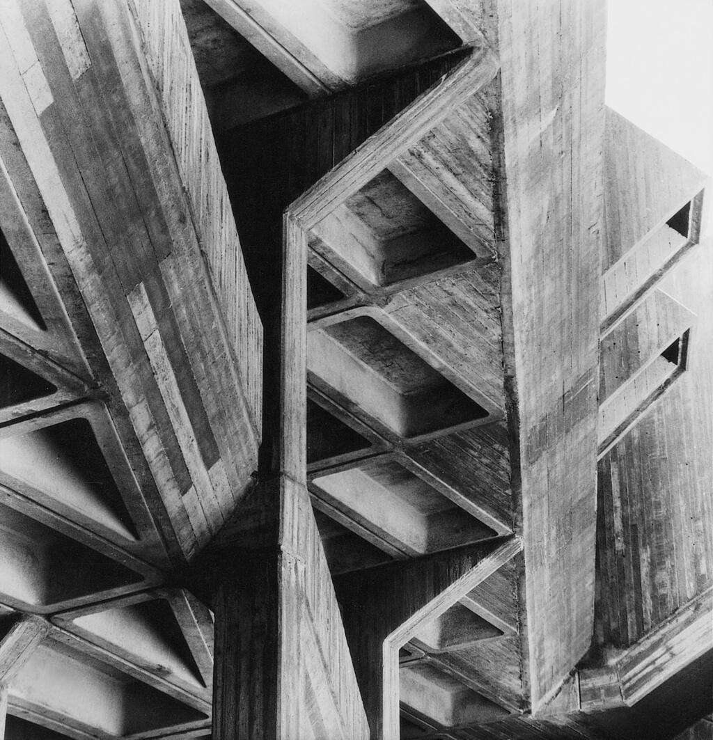 רם כרמי, עדה כרמי-מלמד, חיים קצף ובן פלג, תיכון רב-תחומי עמל ליידי דיוויס, תל-אביב, 1965-73: החצר הפנימית ופרט בטון