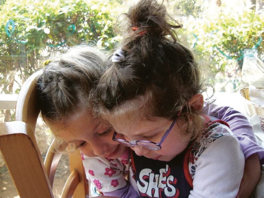 הדר גולדברג ואחותה שירה