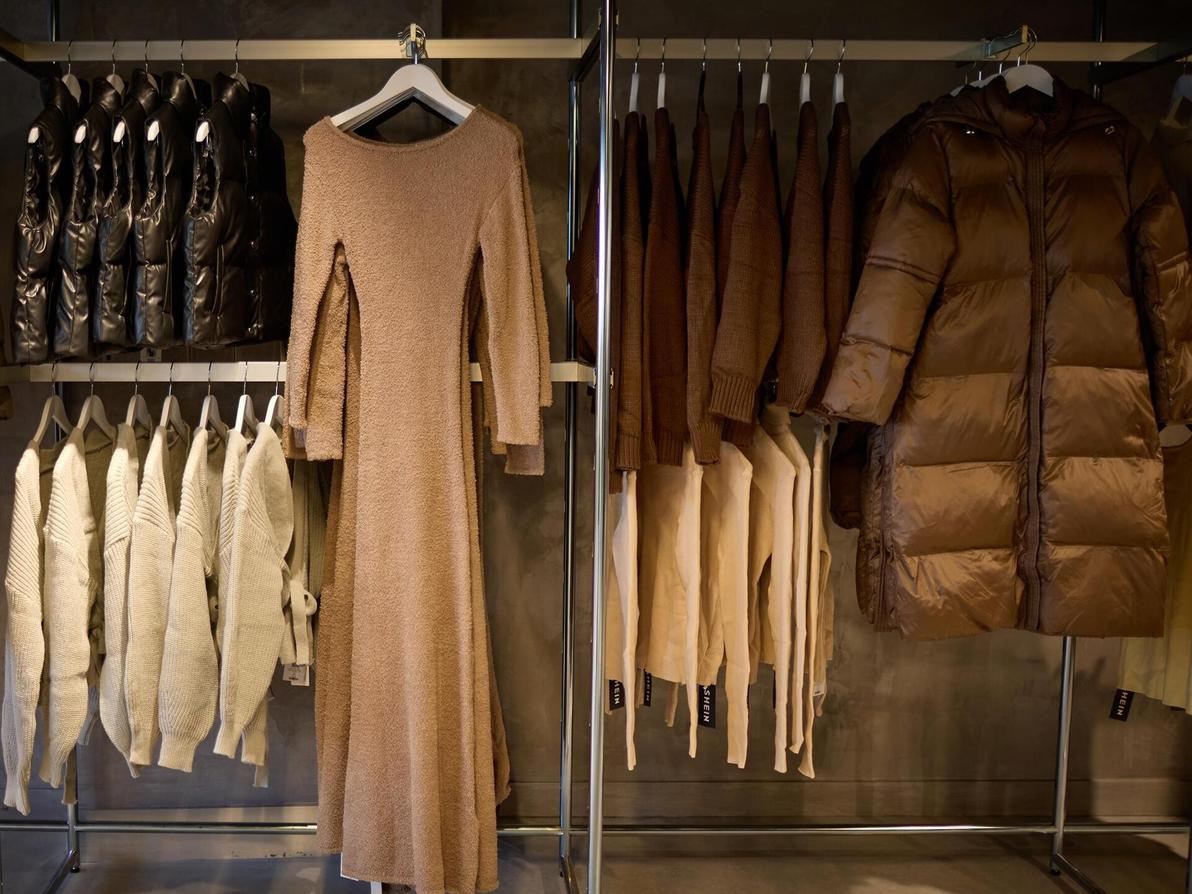 "הצרכנים הפכו למודעים יותר ודורשים מחברות האופנה טקסטיל נטול רעלים". בגדים של Shein (צילום: Kiran Ridley/Getty Images) בגדים של Shein בפריז, 2025