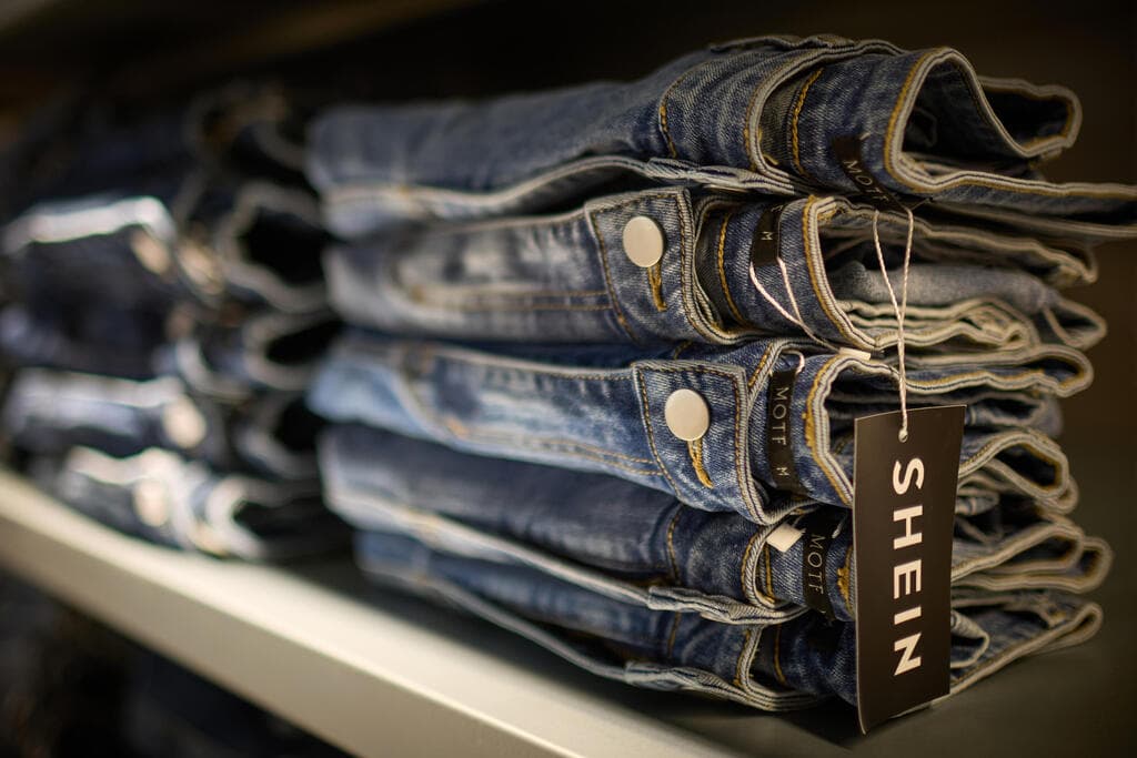 "גם בד שעשוי 100 אחוז כותנה שכח שהוא צמח פעם בשדה". בגדים של Shein (צילום: Kiran Ridley/Getty Images) בגדים של Shein בפריז, 2025