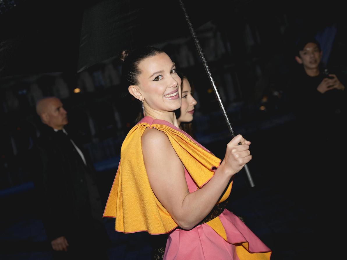 צבעונית בתצוגת סתיו-חורף 2024-25 של לואי ויטון (צילום: Scott A Garfitt/Invision/AP) מילי בובי בראון בתצוגת סתיו-חורף 2024-25 של לואי ויטון