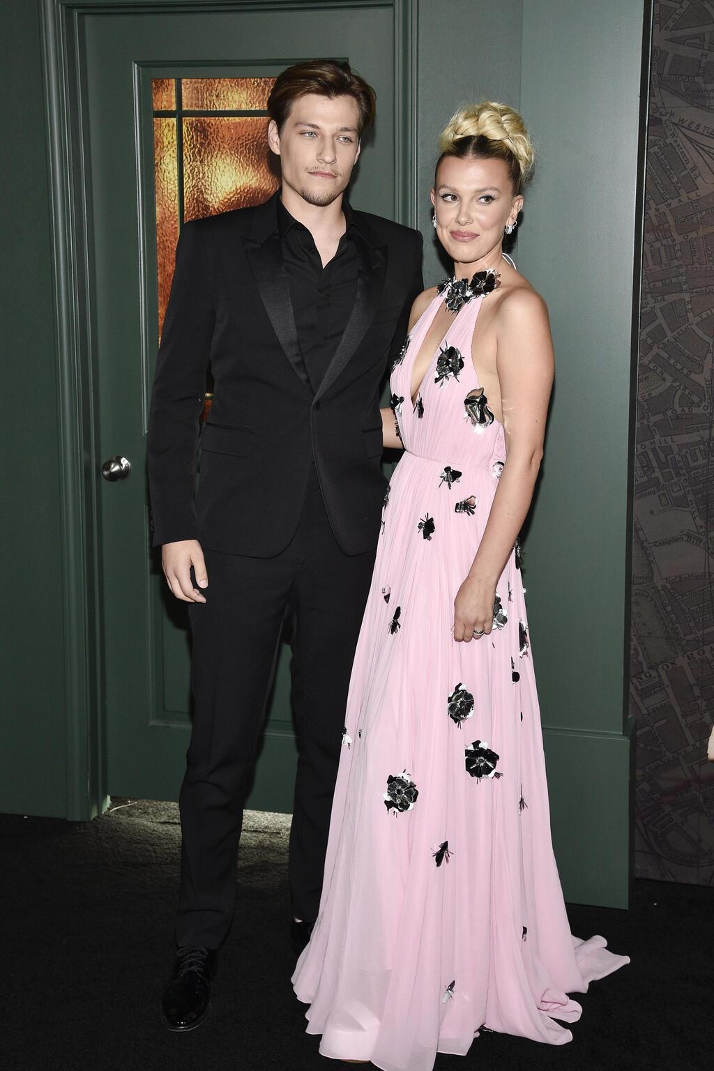 שמלה של לואי ויטון. עם ג'ייק בונג'יובי בפרמיירה של "אנולה הולמס 2", 2022 (צילום: Evan Agostini/Invision/AP) מילי בובי בראון וג'ייק בונג'יובי בפרמיירה של "אנולה הולמס 2", 2022