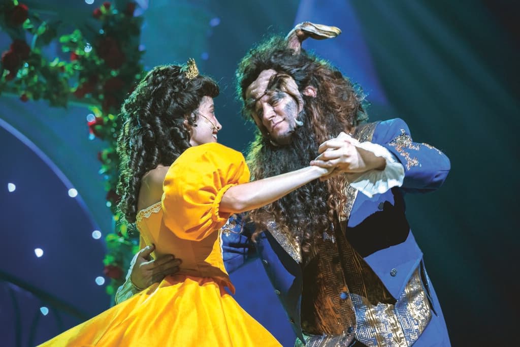 לזרוב במחזמר "היפה והחיה" (צילום: אריאל עפרון, באדיבות טופ 10 ) יחזקאל לזרוב במחזמר "היפה והחיה"