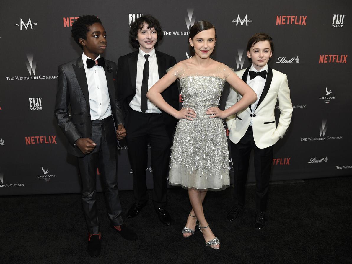 שמלה של ג'ני פקהאם. עם כוכבי "דברים מוזרים" נואה שנאפ, פין וולפהארד וקיילב מקלאפלין על השטיח האדום, 2017 (צילום: Chris Pizzello/Invision/AP) מילי בובי בראון, נואה שנאפ, פין וולפהארד וקיילב מקלאפלין על השטיח האדום, 2017