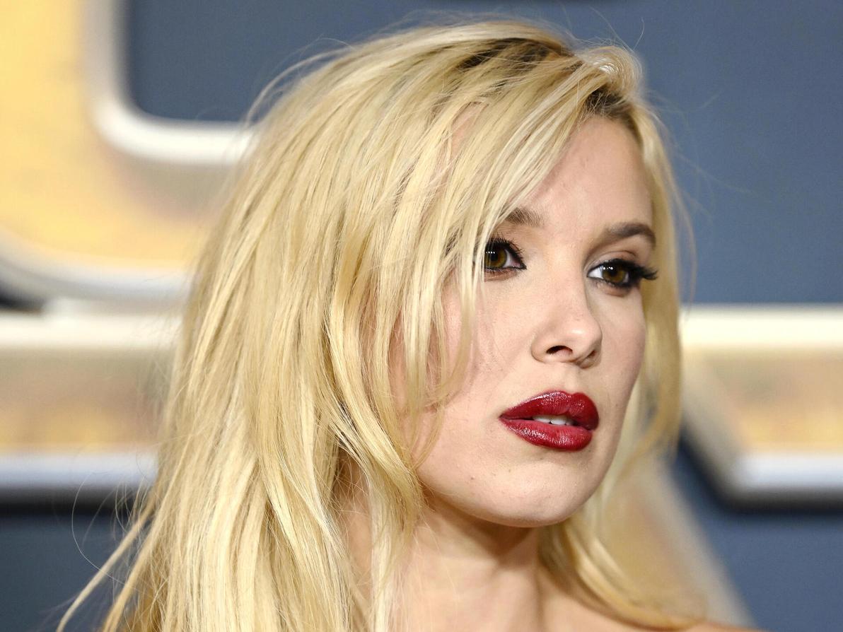 בלונד ואיפור כבד בפרמיירה לסרט "שלב החשמל" בלונדון, 2025 (צילום: Gareth Cattermole/Getty Images) מילי בובי בראון בפרמיירה לסרט "שלב החשמל" בלונדון, 2025