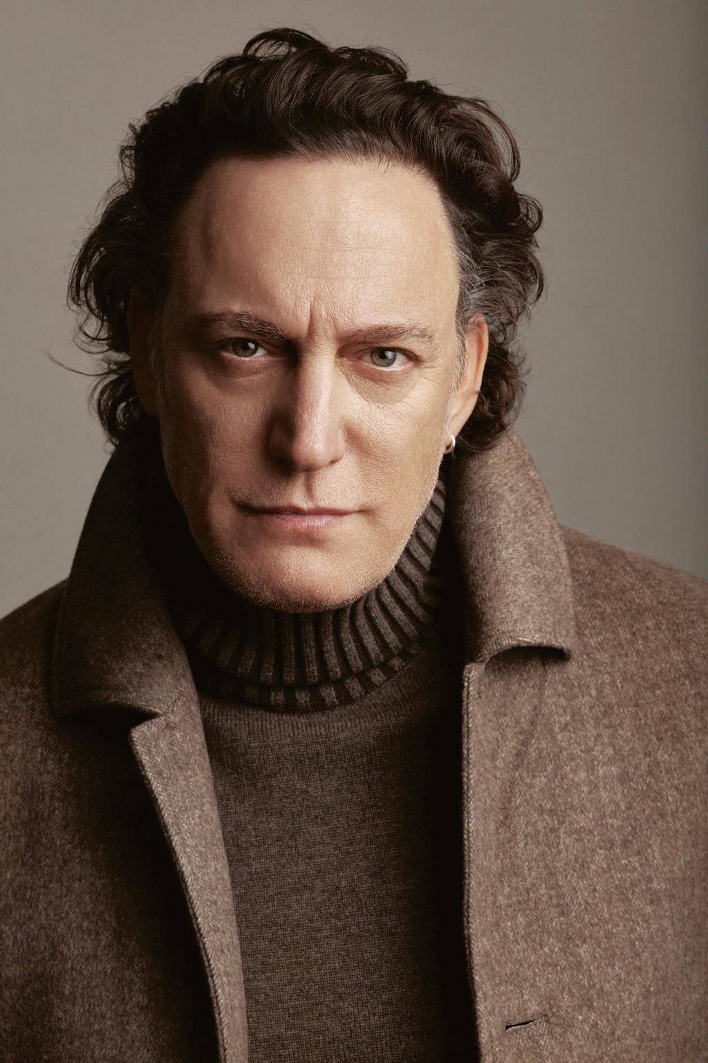 "מפרנס את עצמי מגיל 11" (צילום: שי פרנקו, סגנון: אייל חג'בי) יחזקאל לזרוב