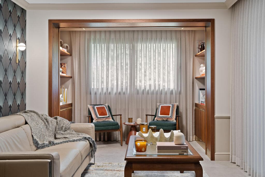 וילונות ארוכים יוצרים תחושת גובה. עיצוב: קרן בן שטרית, טקסטיל: ELLA DECOR (צילום: פטריק טובול) עיצוב קרן בן שטרית, טקסטיל ELLA DECOR