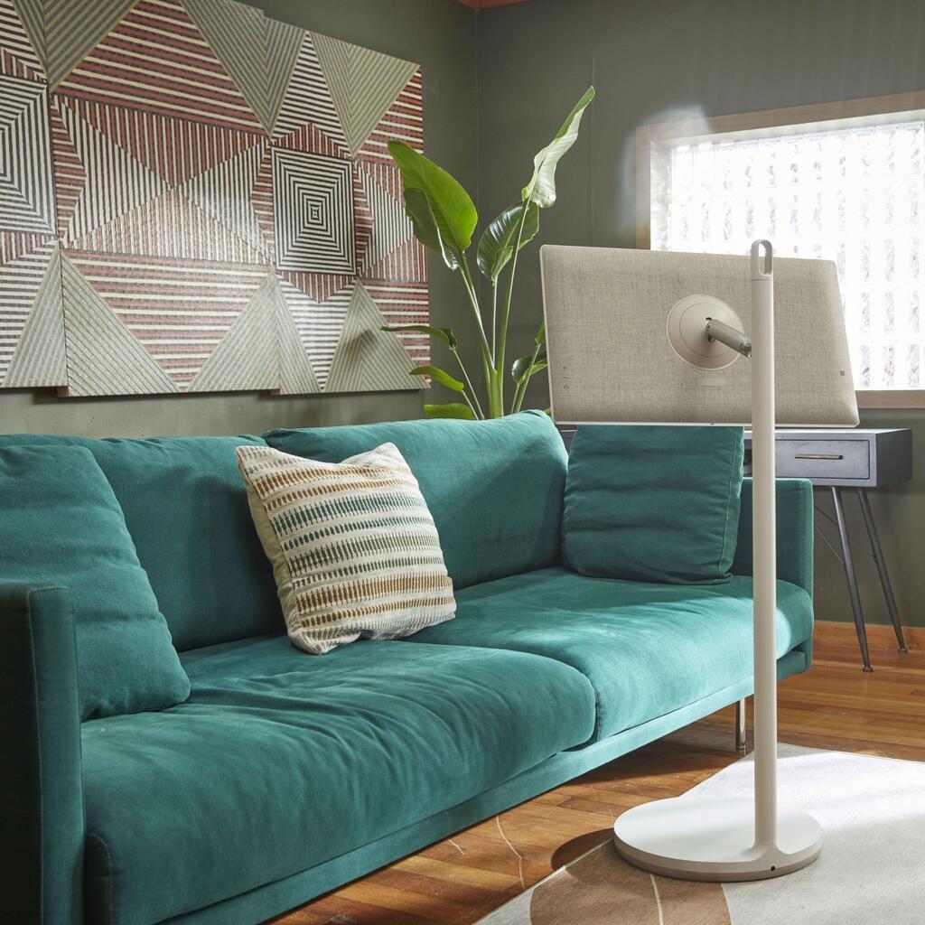 כשאין מקום למזנון או שידה. טלוויזיה דקה וניידת, StanbyME (צילום באדיבות LG) טלוויזיה דקה וניידת, StanbyME