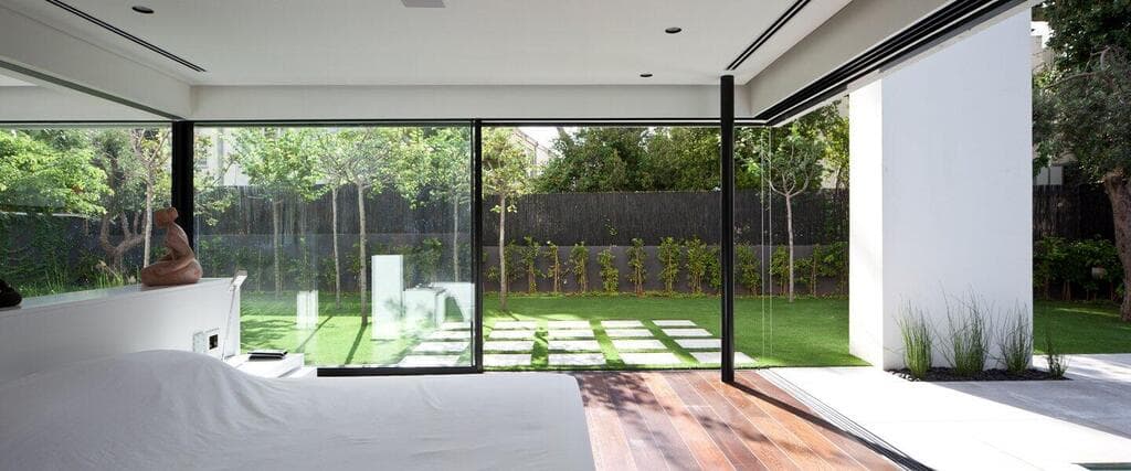 סוויטת ההורים (צילום: עמית גרון) בית על שטח של דונם בחיפה, בתכנון פיצו קדם אדריכלים