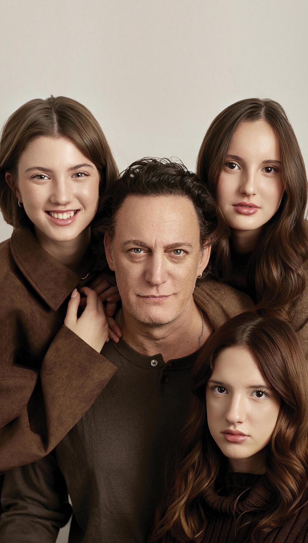 יחזקאל לזרוב עם בנותיו יהלי,אמה ורומי (צילום: שי פרנקו, סגנון: אייל חג'בי) יחזקאל לזרוב עם בנותיו יהלי,אמה ורומי