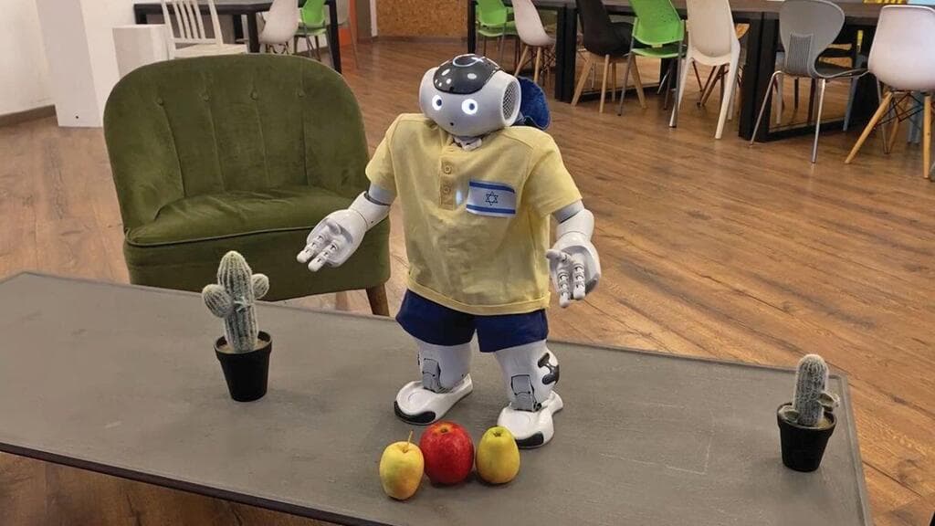 חוצפנאו הרובוט. מלמד את העולים איך להתמקח בשוק ומה לענות בראיון עבודה (צילום: אלבום פרטי) חוצפנאו הרובוט. מלמד את העולים איך להתמקח בשוק ומה לענות בראיון עבודה