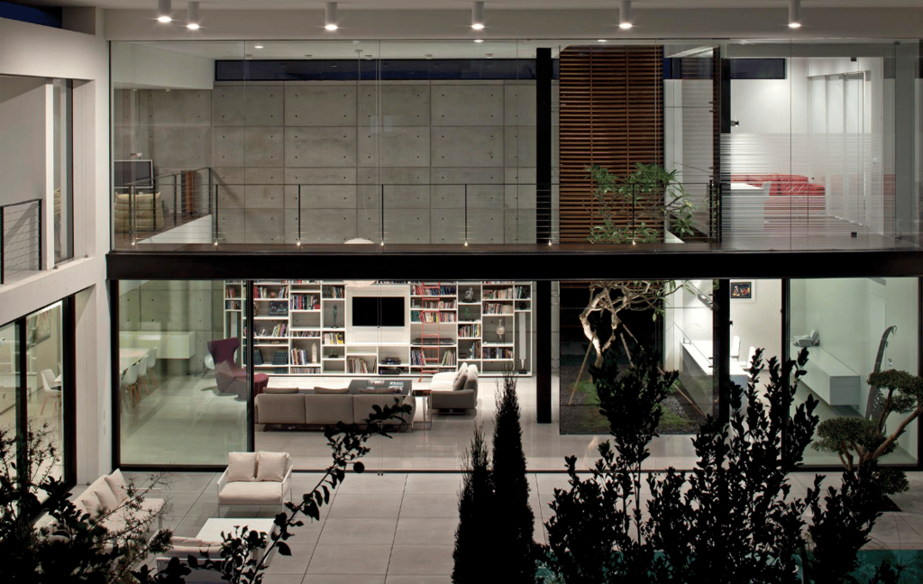 כך זה נראה בערב (צילום: עמית גרון) בית על שטח של דונם בחיפה, בתכנון פיצו קדם אדריכלים