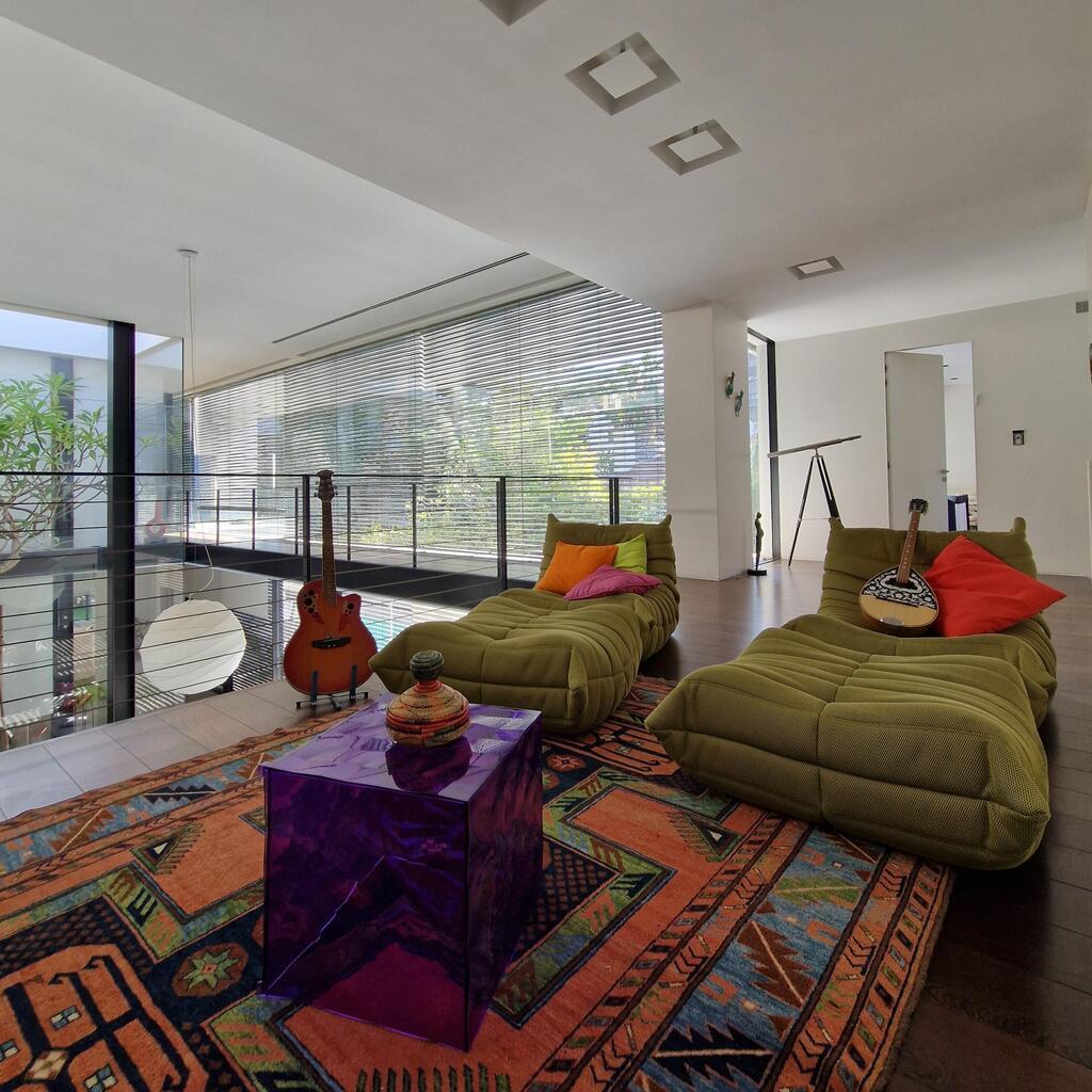 אזורי ישיבה לפנאי ולבילוי משפחתי (צילום: נועם דהן) בית על שטח של דונם בחיפה, בתכנון פיצו קדם אדריכלים