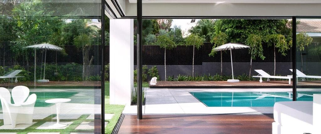 קירות שקופים וקווים מודרניים (צילום: עמית גרון) בית על שטח של דונם בחיפה, בתכנון פיצו קדם אדריכלים