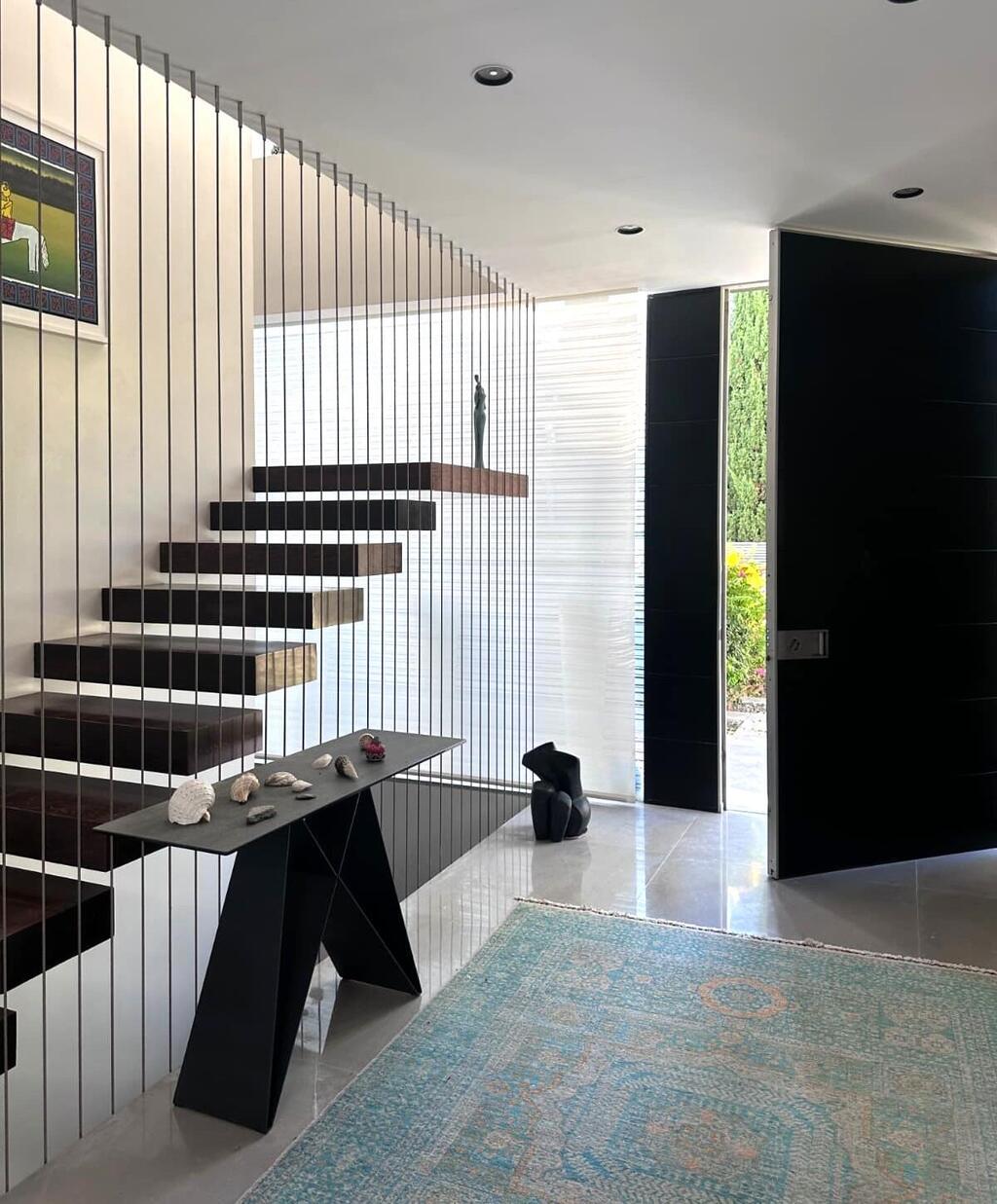 הכניסה לבית מהרחוב, אחד השקטים בכרמל (צילום: נועם דהן) בית על שטח של דונם בחיפה, בתכנון פיצו קדם אדריכלים